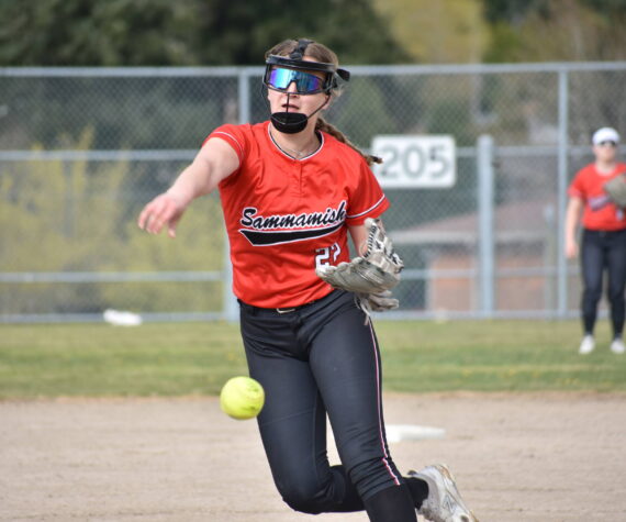 Sydney Ravenscraft pitches at Lindbergh High School for Sammamish. Ben Ray / The Reporter